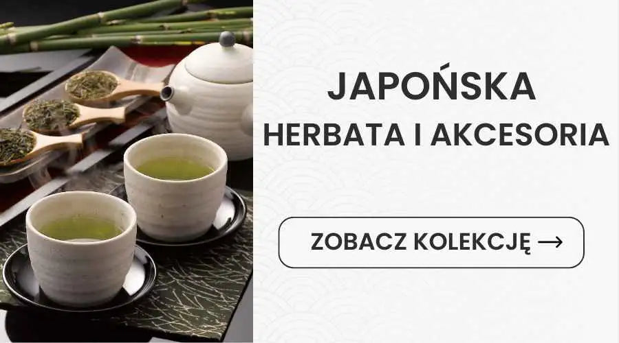 Biały ceramiczny zestaw do herbaty z subtelnymi żłobieniami o fakturze, z dwoma pasującymi filiżankami wypełnionymi zieloną herbatą oraz dopasowanym imbrykiem.