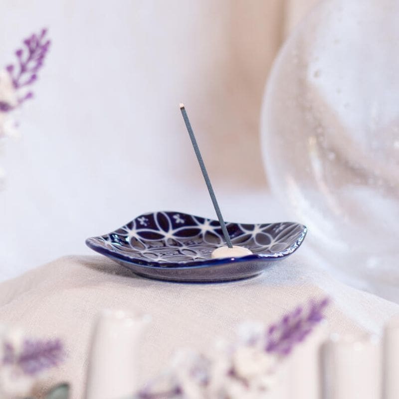 Niebieski ceramiczny kadzielnik z motywem Shippoh
