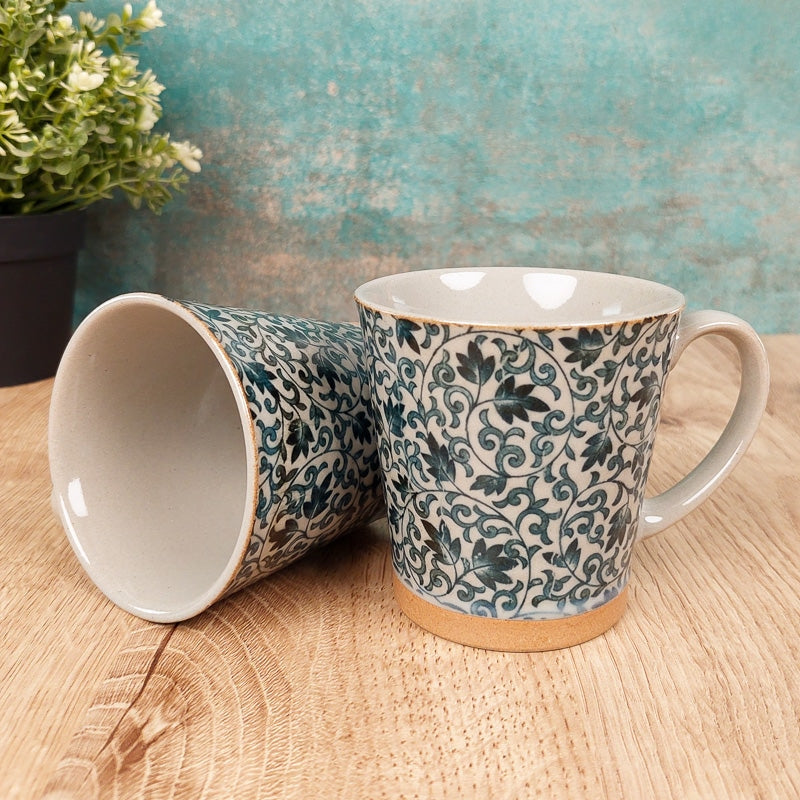 Niebieski ceramiczny kubek japoński