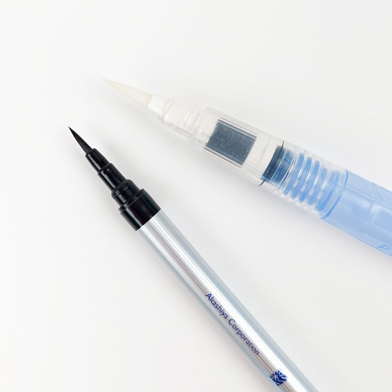 Pióro akwarelowe i zestaw pędzli