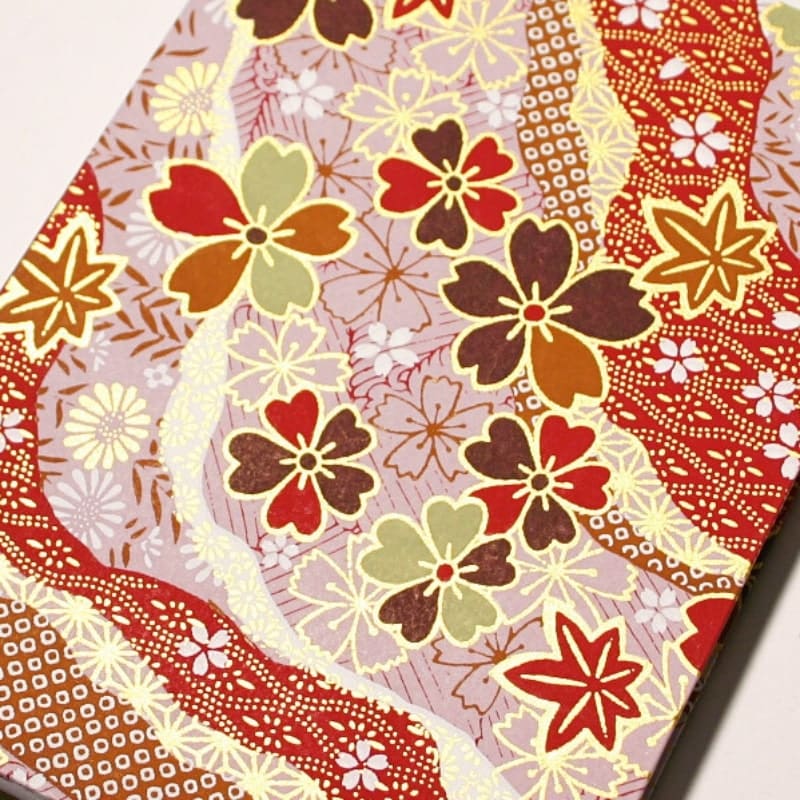 Sakura Momiji książeczka z japońskimi znaczkami