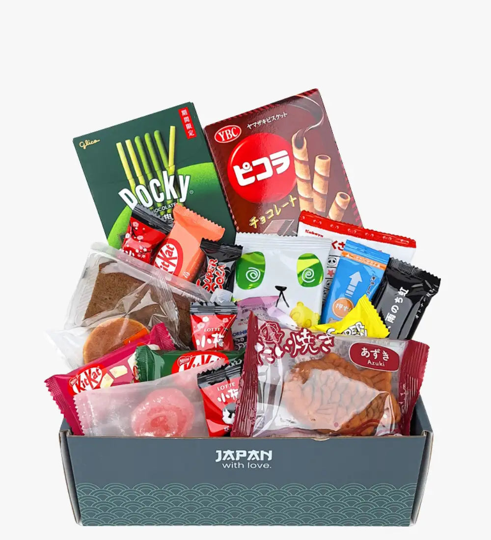 Szara skrzynka prezentowa oznaczona ’japonia z miłością’ wypełniona różnymi japońskimi przekąskami, w tym pocky, kitkat i ciastka azuki.