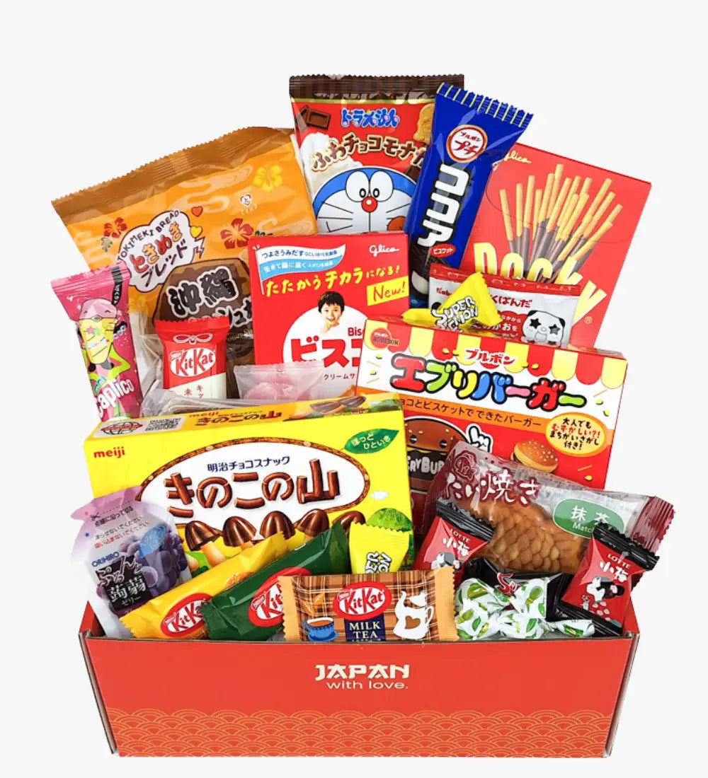 Czerwone pudełko z kartonu oznaczone ’japonia z miłością’ wypełnione różnymi japońskimi przekąskami.