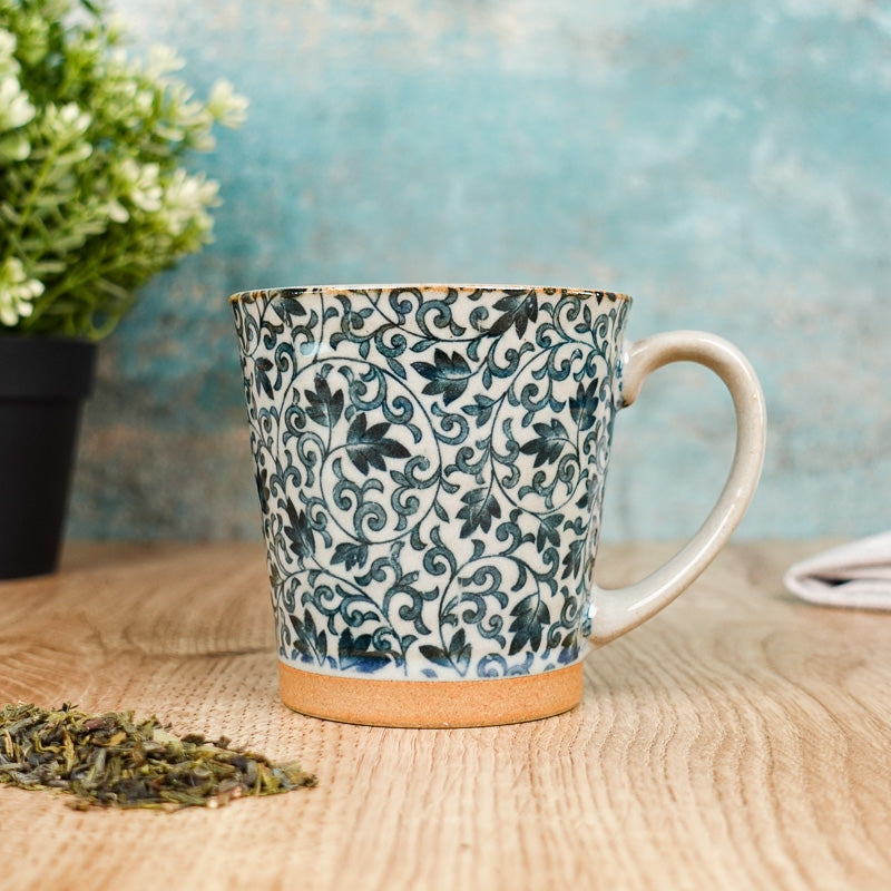 Niebieski ceramiczny kubek japoński