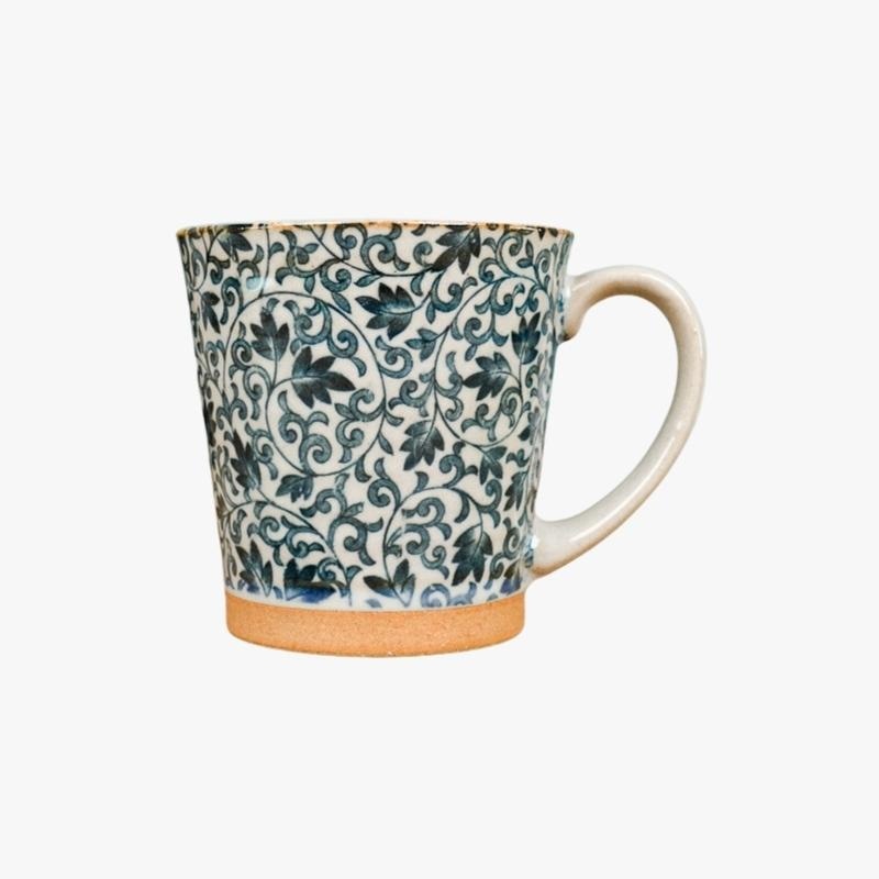 Niebieski ceramiczny kubek japoński