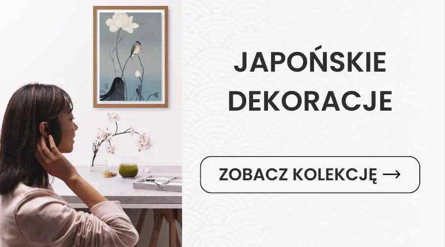 Oprawiona w stylu japońskim grafika przedstawiająca delikatny biały kwiat i ptaka na tle miękkiego błękitu, zamknięta w smukłej drewnianej ramie.