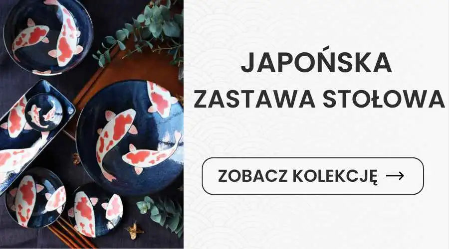 Zestaw japońskich naczyń stołowych z ciemnoniebieskimi ceramicznymi talerzami i miskami zdobionymi ręcznie malowanymi czerwono-białymi rybami koi.