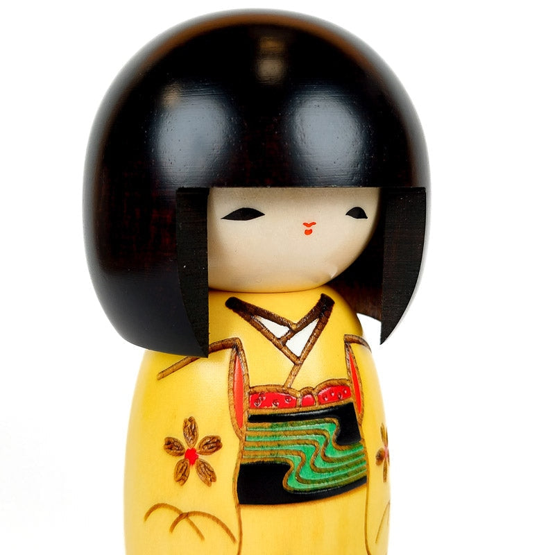 Żółta lalka Kokeshi